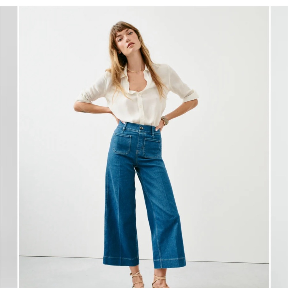 Chic Blue Flare Jeans with High Waist. New.